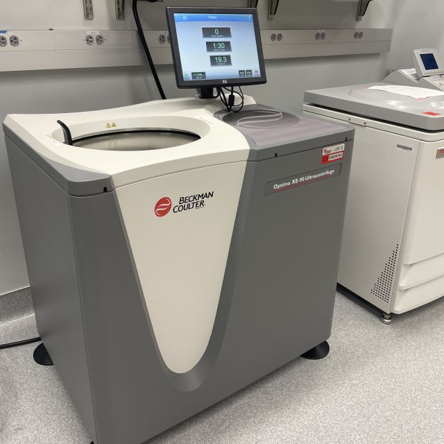 Beckman-Coulter Optima XE-90 ultracentrifuge