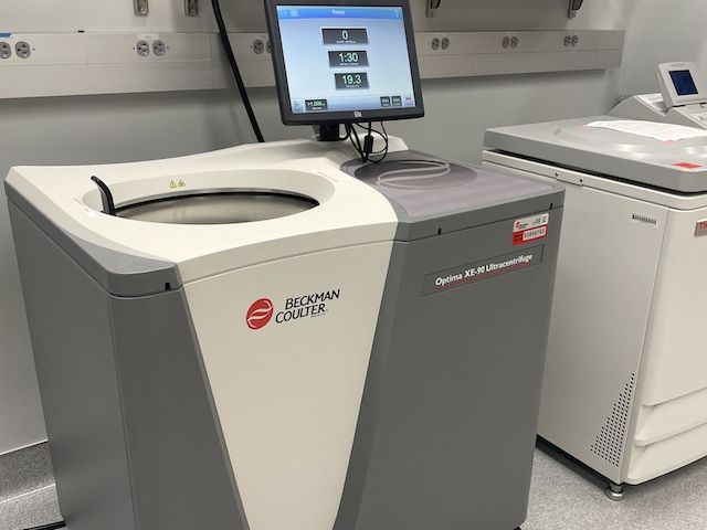 Beckman-Coulter Optima XE-90 ultracentrifuge